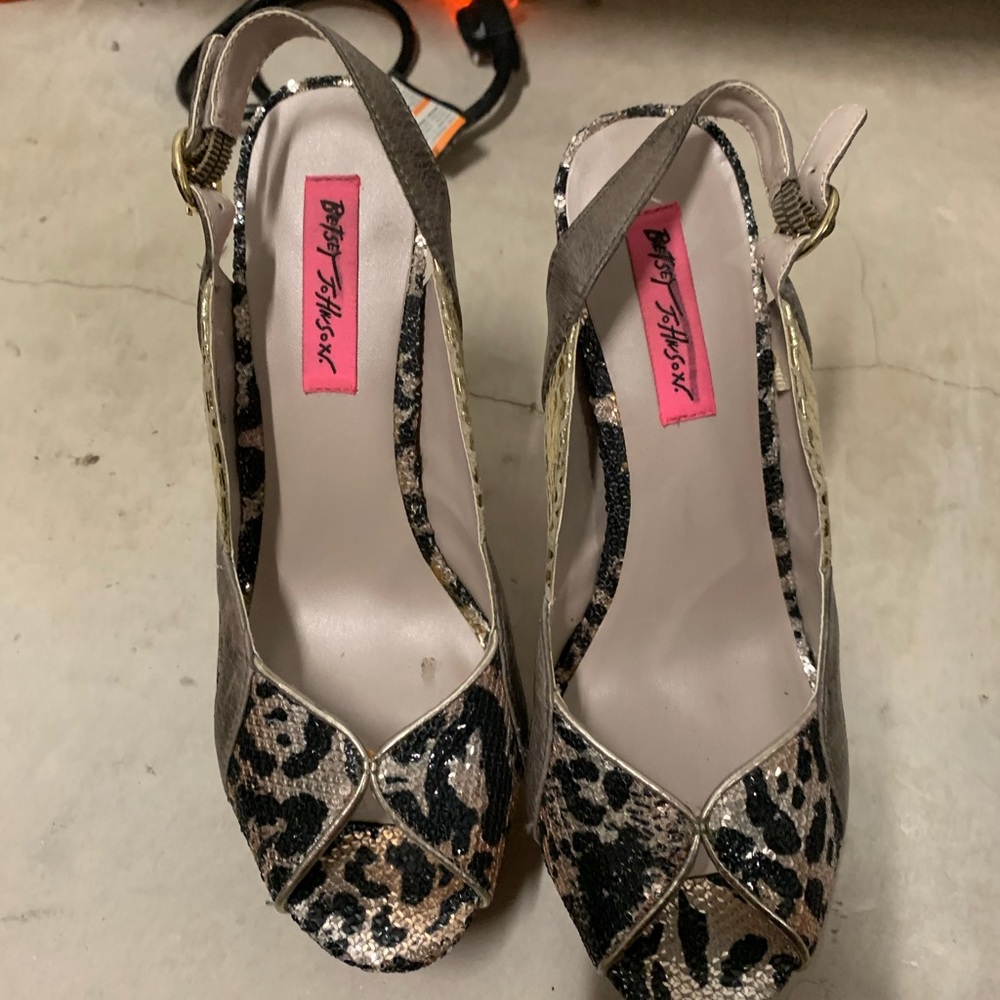 Betsey Johnson twanty gold sequin heel 8